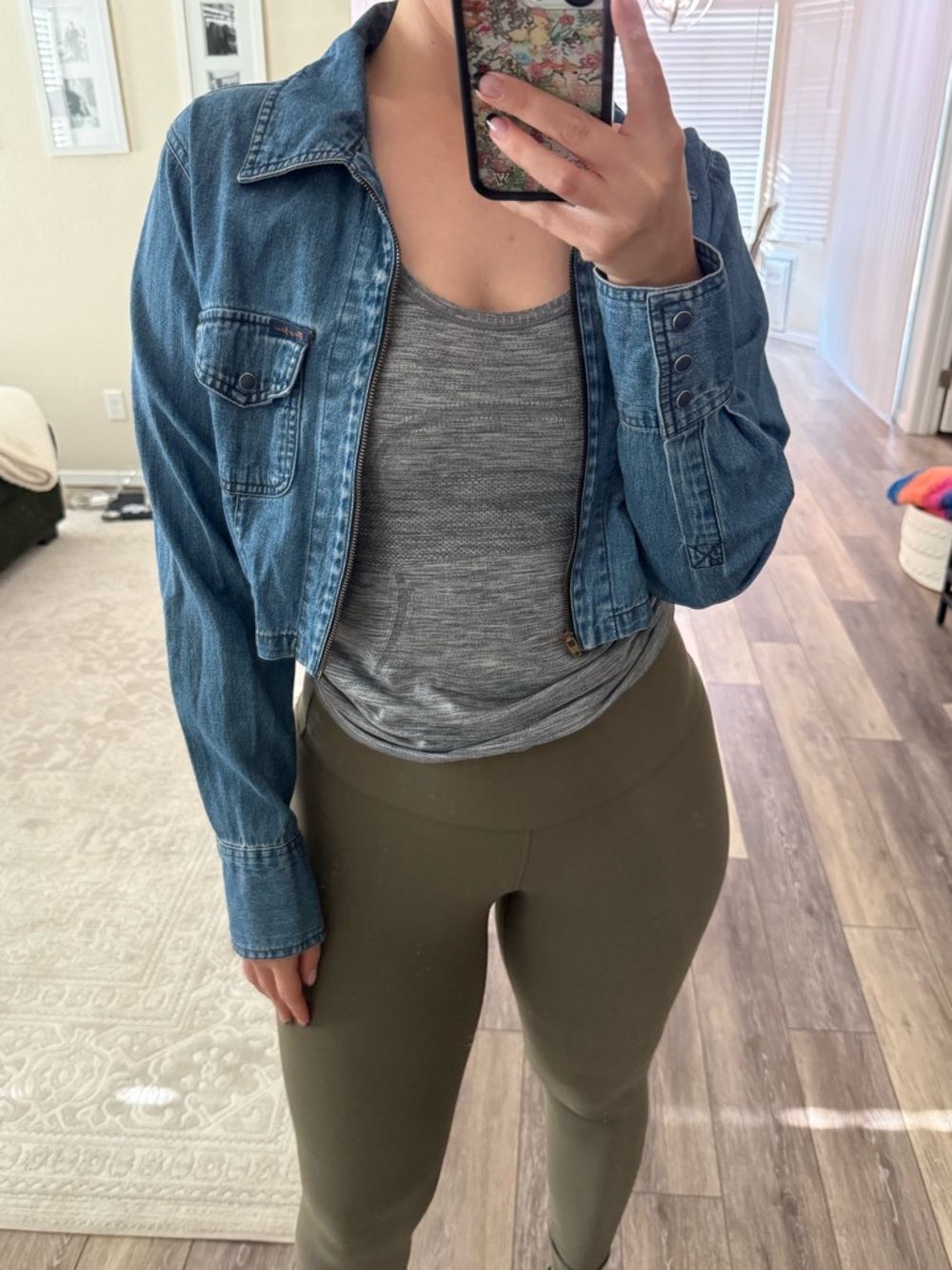 🩵Vintage Guess Cropped Denim Jacket- Ladies- size Large 🩵